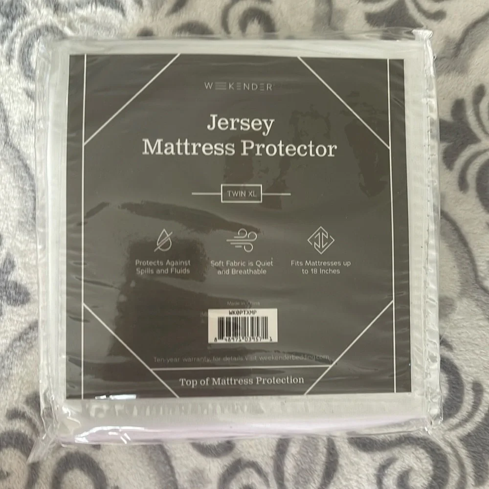 Calling all College Dorm students! Brand New XL Twin Jersey Mattress Protector!